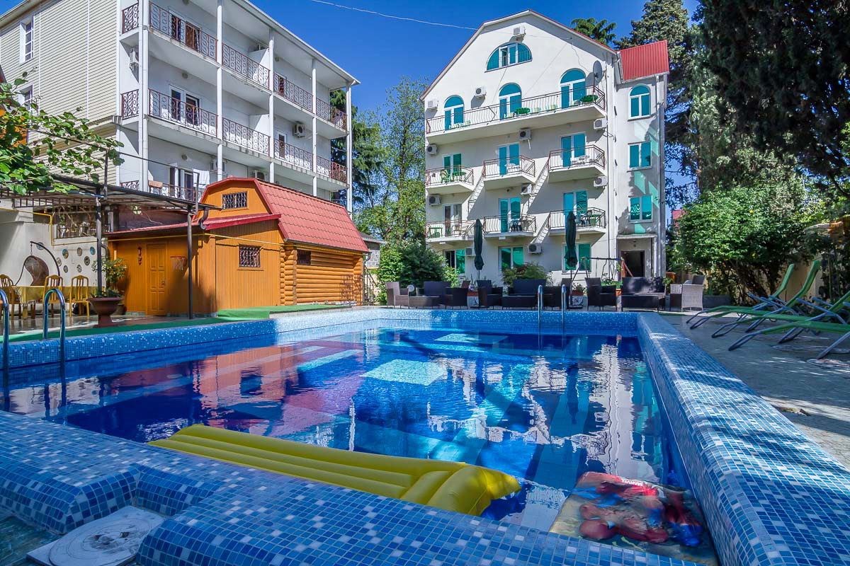 Адлер Сочи снять жилье в Гостевом доме отличные условия, бассейн, баня, комфортабельные номера !