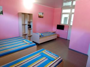 Фотография #3 из 12 - Гостевой дом "ДонБас". Кухня и сан узел в каждом номере