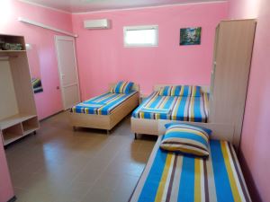 Фотография #2 из 12 - Гостевой дом "ДонБас". Кухня и сан узел в каждом номере